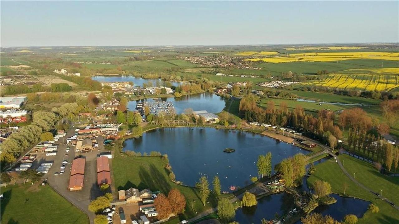 Beautiful 2 Bedroom Helmsley Lodge Northampton Esterno foto