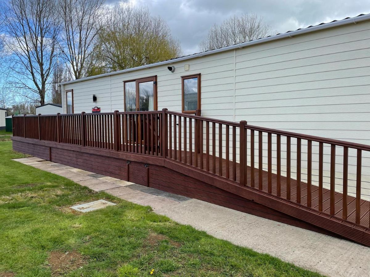 Beautiful 2 Bedroom Helmsley Lodge Northampton Esterno foto