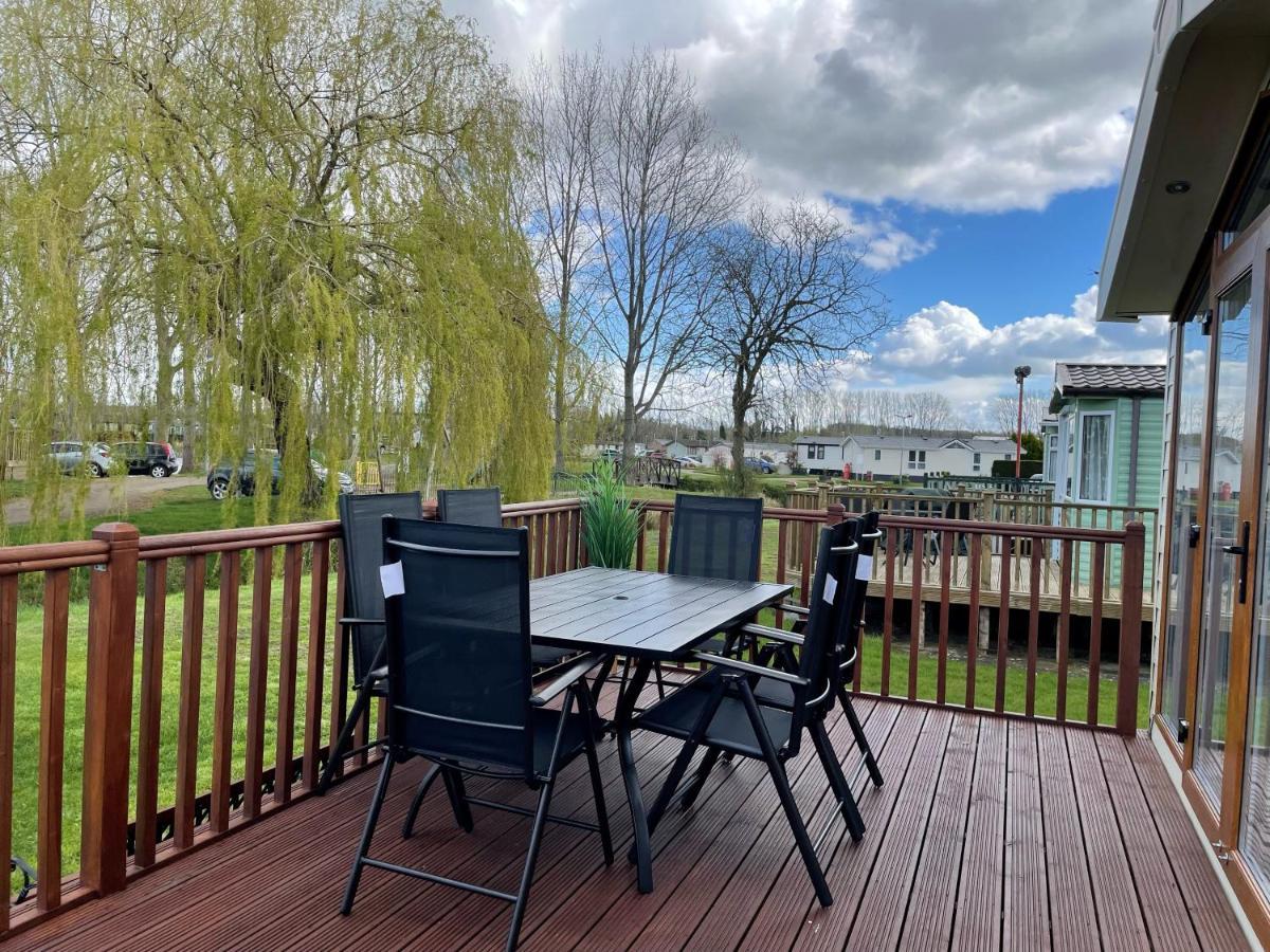 Beautiful 2 Bedroom Helmsley Lodge Northampton Esterno foto