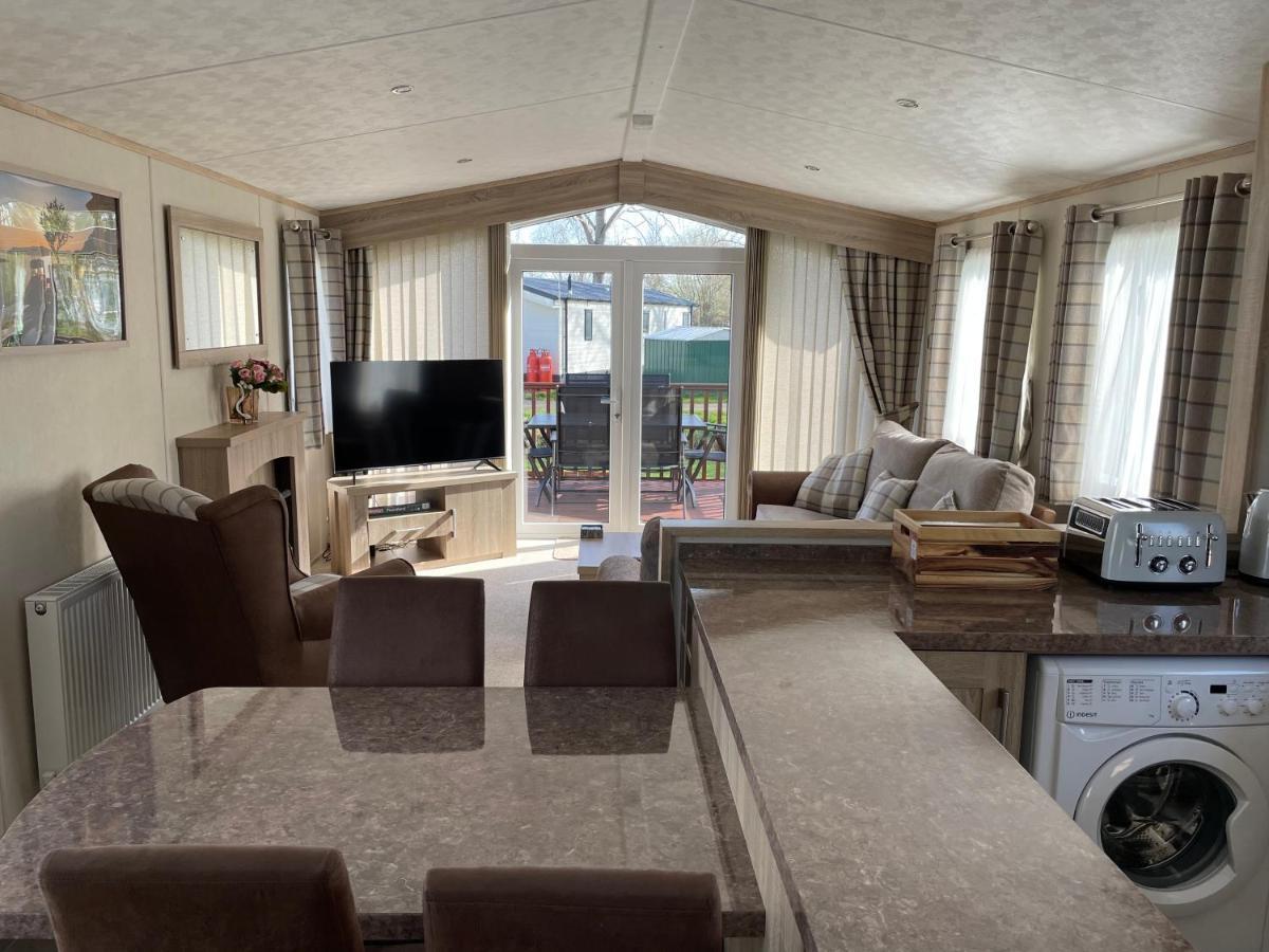 Beautiful 2 Bedroom Helmsley Lodge Northampton Esterno foto
