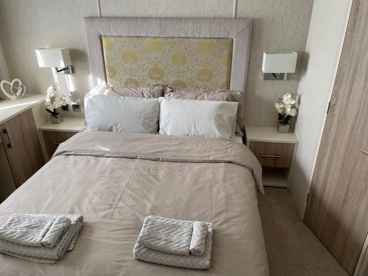 Beautiful 2 Bedroom Helmsley Lodge Northampton Esterno foto